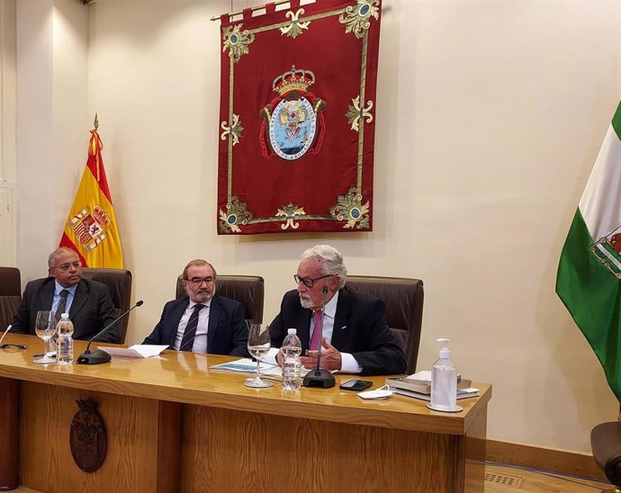 El Defensor del Pueblo andaluz y Defensor de la Infancia y  adolescencia de Andalucía, Jesús Maeztu, imparte una conferencia.