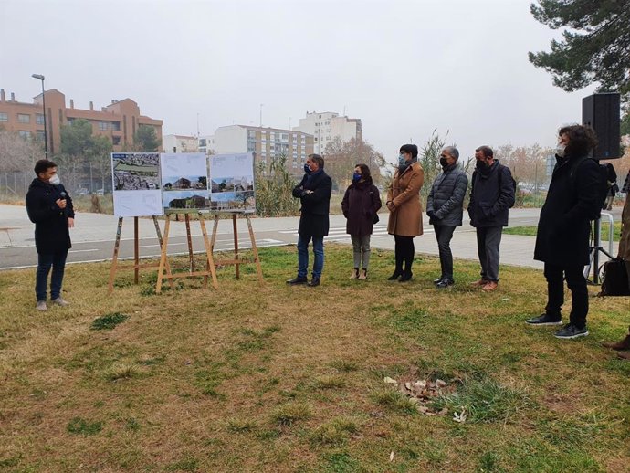 Soro destaca el impulso a la vivienda joven gracias al edificio residencial en la avenida Pirineos.