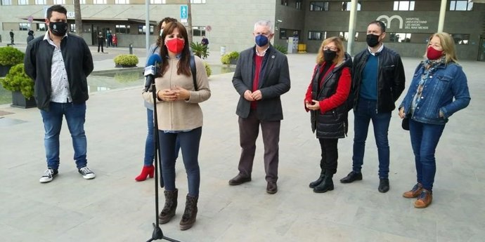 La diputada nacional y vicesecretaria general del PSOE de la Región de Murcia, Marisol Sánchez Jódar, en la puerta del Hospital Los Arcos del Mar Menor (San Javier)