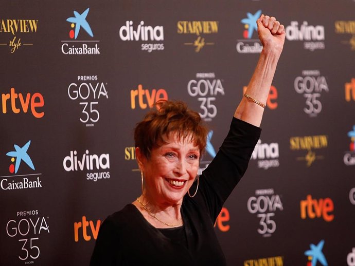Archivo - La actriz Verónica Forqué, posa en la alfombra roja en la 35 edición de los Premios Goyaen elTeatro del Soho CaixaBank de Málaga