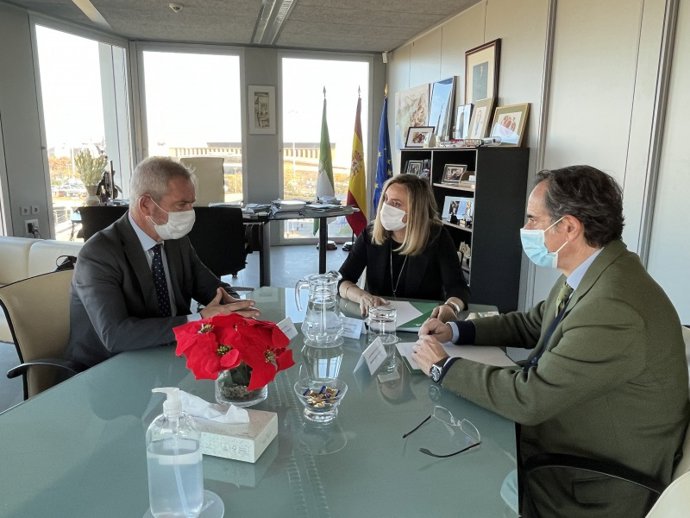 El presidente de la Autoridad Portuaria de Motril, José García Fuentes, y el presidente de la Cámara de Comercio de Motril, Julio Rodriguez, se han reunido con la consejera de Fomento, Marifrán Carazo.