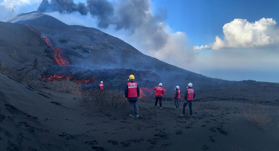 Personal del IGN comprueban el alcance de las nuevas coladas de lava