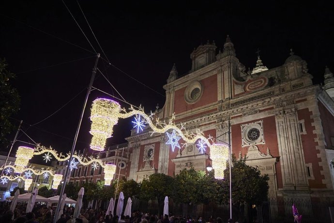 Vista de la plaza del Salvador durante el encendido de las luces de Navidad