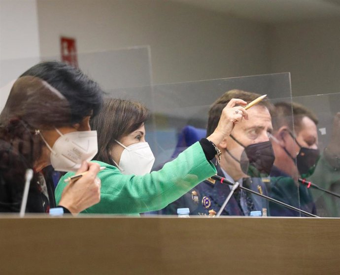 La ministra de Defensa, Margarita Robles y el teniente general Francisco Braco,  durante su visita al Mando de Operaciones en la Base de Retamares