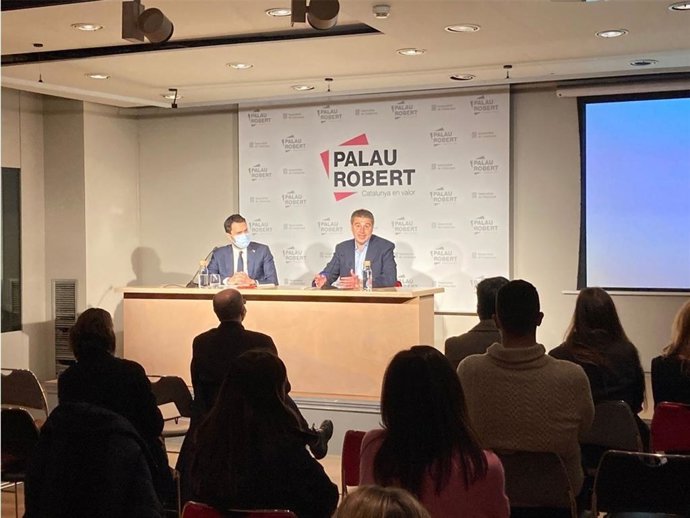 El conseller d'Empresa i Treball de la Generalitat, Roger Torrent, i el president del Gremi de Restauració de Barcelona, Roger Pallarols