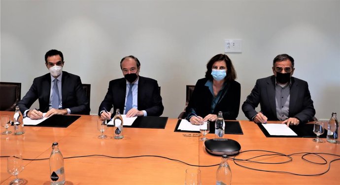 De izquierda a derecha: el presidente de Confebus, Rafael Barbadillo; el secretario general CEOE, José Alberto González Ruiz, la directora general de Fundación Telefónica, Carmen Morenés, y el director de Astic, Ramón Valdivia.