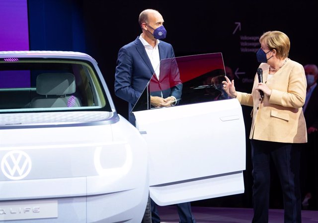 Archivo - 07 September 2021, Bavaria, Munich: Ralf Brandstaetter (L), Member of the Board of Management of the Volkswagen brand, shows German Chancellor Angela Merkel the "ID. Life" car during the International Motor Show (IAA Mobility).