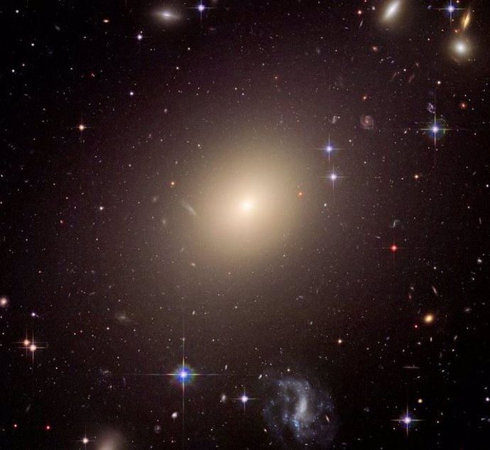 La galaxia elíptica gigante ESO 325-G004