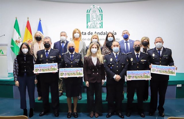 La delegada de la Junta de Andalucía en Cádiz, Ana Mestre, junto a los cinco policías nacionales jubilados.