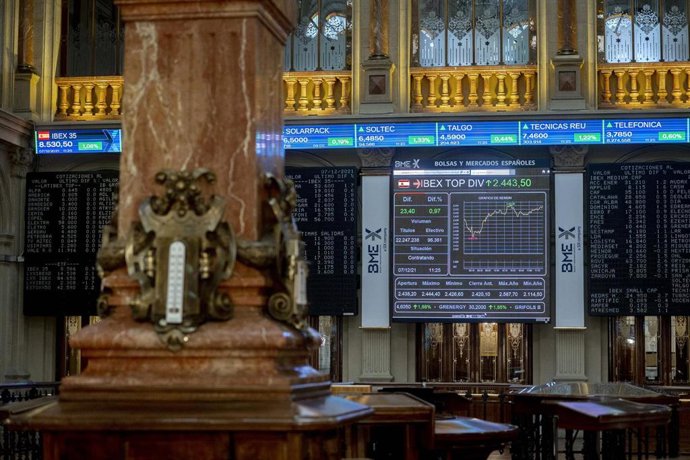 Paneles en el Palacio de la Bolsa, a 7 de noviembre de 2021, en Madrid, (España). 