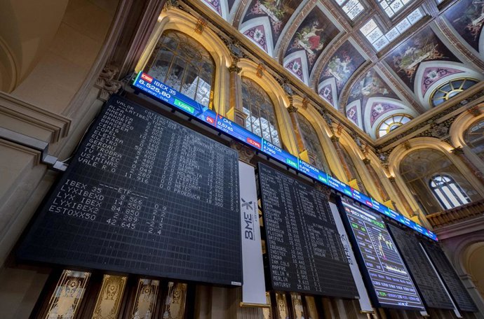 Paneles en el Palacio de la Bolsa, a 7 de noviembre de 2021, en Madrid, (España). 