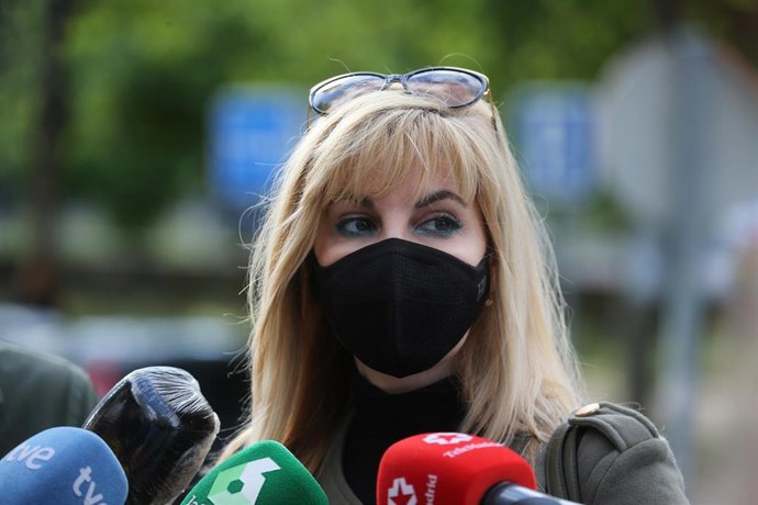 Archivo - La abogada Ana Isabel Peña responde a los medios a su llegada para defender a su cliente César Román Viruete en la Audiencia Provincial de Madrid.