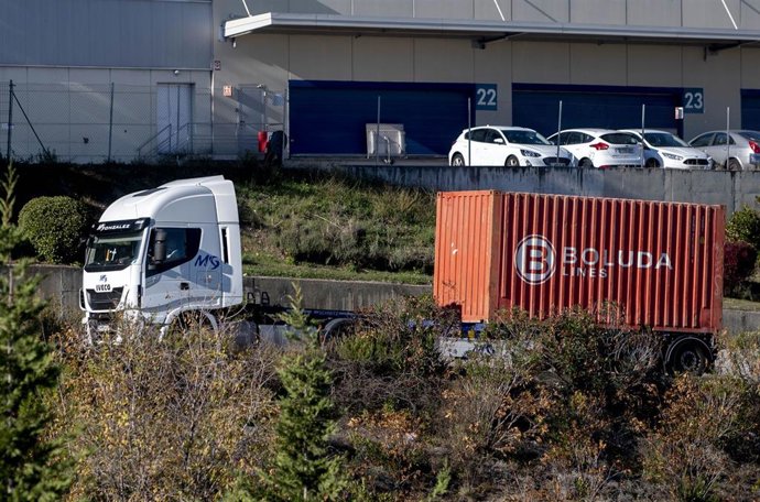 Archivo - Un camión circula por una carretera