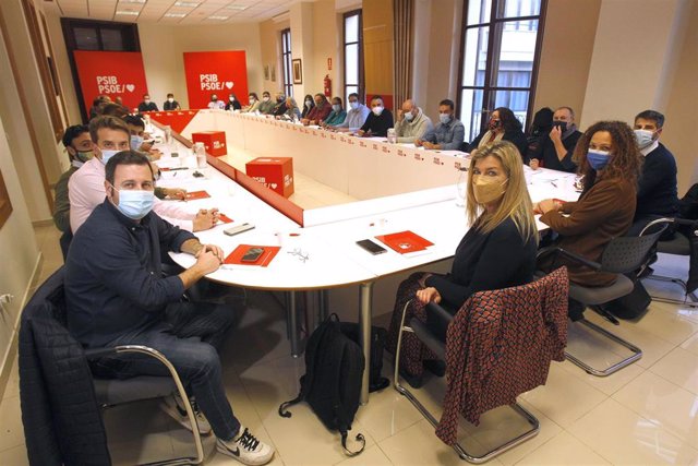 Primera reunión de la nueva Ejecutiva de la Federación Socialista de Mallorca, encabezada por la secretaria general, Catalina Cladera.