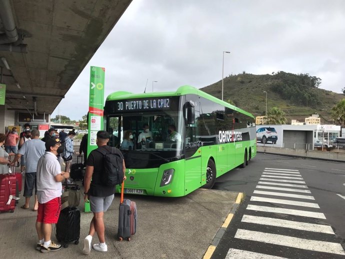 Archivo - Titsa reactiva la línea aeroexpress 30 tras el incremento de la demanda en Tenerife Norte 