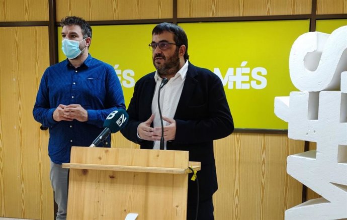 El senador de MÉS per Mallorca, Vicen Vidal, y el coordinador de la formación ecosoberanista, Lluís Apesteguia, en una rueda de prensa.