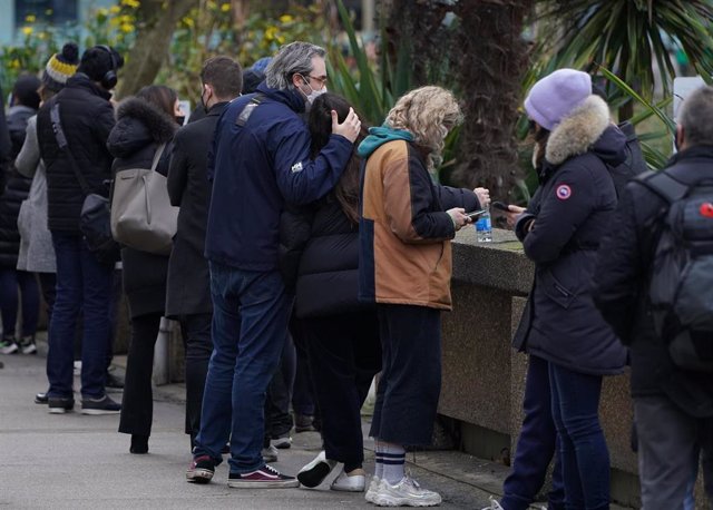 13 December 2021, United Kingdom, Sevenoaks: People queue in front of St Thomas' Hospital before receiving their booster jabs.
