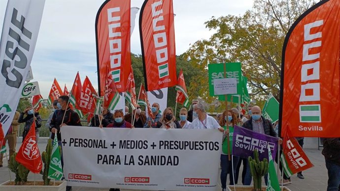Archivo - Sindicatos se concentran en Andalucía contra la pérdida de 8.000 sanitarios, en una imagen de archivo.