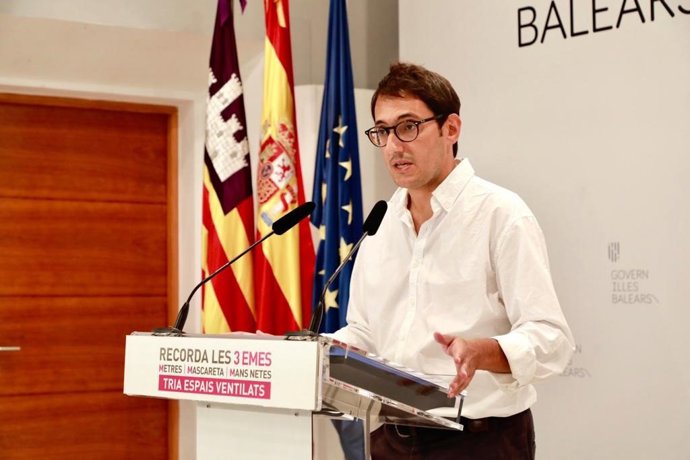 Archivo - El portavoz del Govern y conseller de Modelo Económico, Turismo y Trabajo, Iago Negueruela, durante una rueda de prensa en el Consolat de Mar.