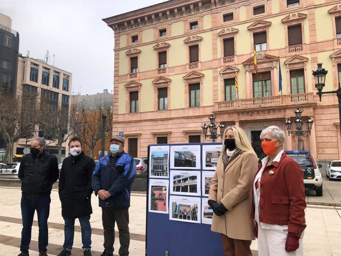 A la derecha, Maria Burrel y Anna Grau, ante la Subdelegación del Gobierno de Lleida.