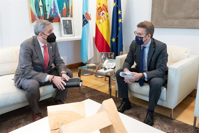 El presidente de la Xunta, Alberto Núñez Feijóo, se reúne con el alcalde de Ames (A Coruña), Blas García.