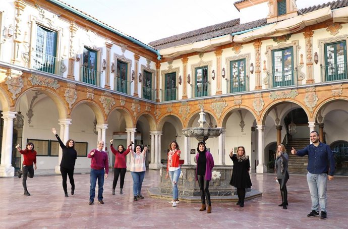 Los integrantes de la Oficina de Comunicación de la Diputación de Córdoba celebran el galardón obtenido.