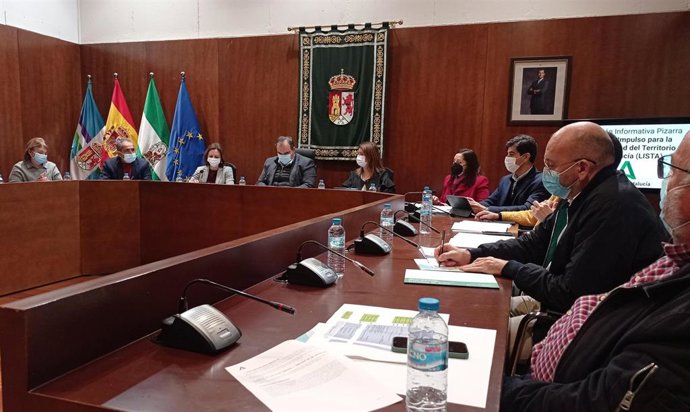 La delegada del Gobierno andaluz en Málaga, Patricia Navarro, preside una reunión con alcaldes del Guadalhorce sobre Lista