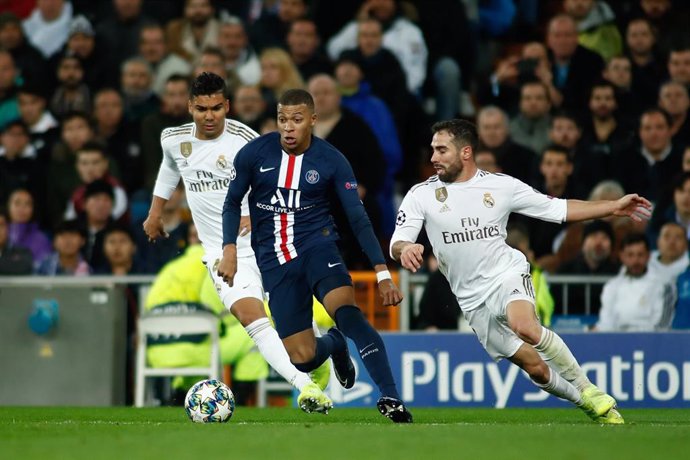 Archivo - Kylian Mbappé ante Dani Carvajal y Casemiro en el Real Madrid-PSG de la fase de grupos de la Champions 2019-20