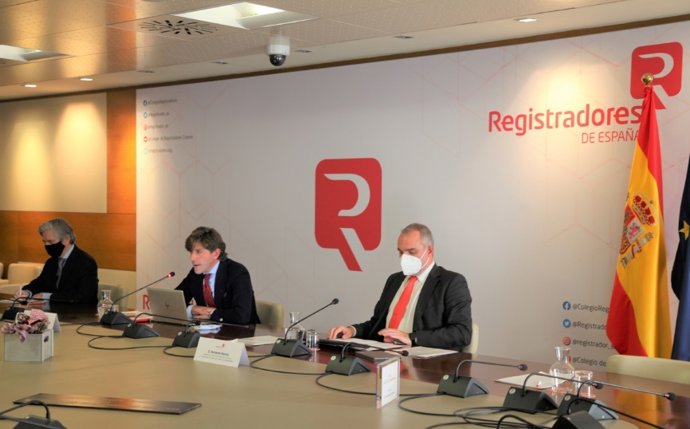 Gonzalo Múzquiz, secretario técnico de Unión Profesional; Sebastián del Rey, director de Responsabilidad Social Corporativa del Colegio de Registradores de España, y Fernado Moreta, director de la Oficina de Protección de Datos.