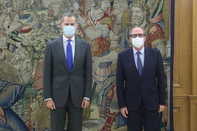 El Rey Felipe VI recibe en audiencia al Defensor del Pueblo, Ángel Gabilondo.