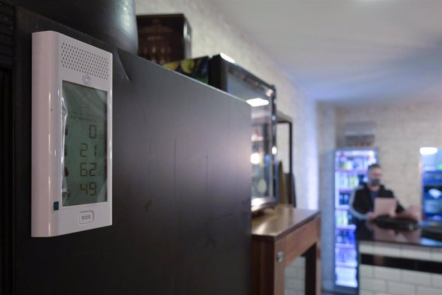 Archivo - Un medidor de CO2 en el interior de un restaurante en Galicia.