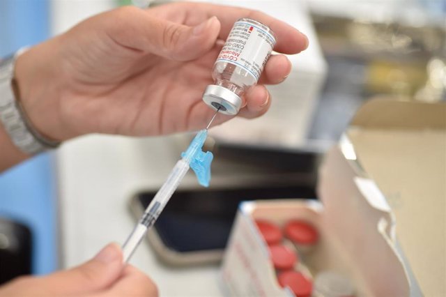 Archivo - Preparación dosis vacuna Moderna contra el Covid-19