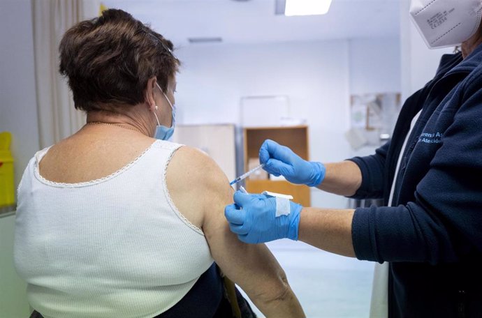 Archivo - Una mujer recibe la vacuna contra la gripe en el día en el que se inicia la segunda fase de la campaña de vacunación, en el Centro de Salud Pozuelo de Alarcón, a 8 de noviembre de 2021, en Pozuelo de Alarcón, Madrid, (España). 