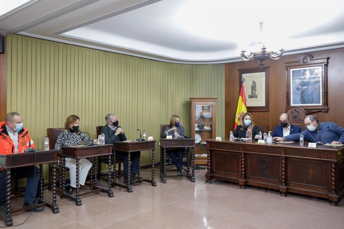 El alcalde de Zaragoza, Jorge Azcón, y el presidente del Gobierno de Aragón, Javier Lambán en una reunión con alcaldes de Alagón, Torres de Berrellén, Sobradiel y Utebo, con motivo de la riada extraordinaria del Ebro