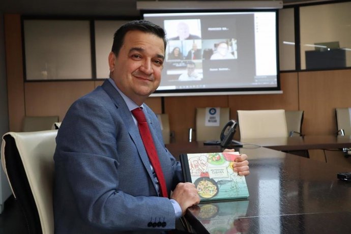 El consejero de Agricultura, Agua y Desarrollo Rural y presidente de la Fundación Dieta Mediterránea, Francisco Martínez Arroyo