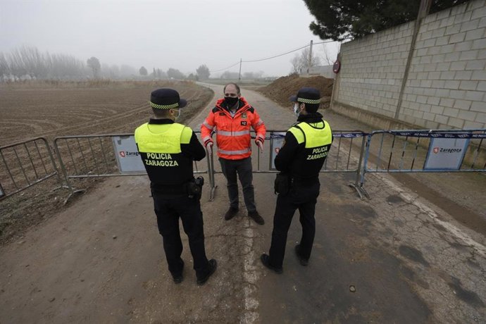 La Policía Local y el concejal delegado de Bomberos del Ayuntamiento de Zaragoza, Alfonso Mendoza, supervisan la carretera que une Alfocea con Monzalbarba ha sido anegada por la crecida del Ebro