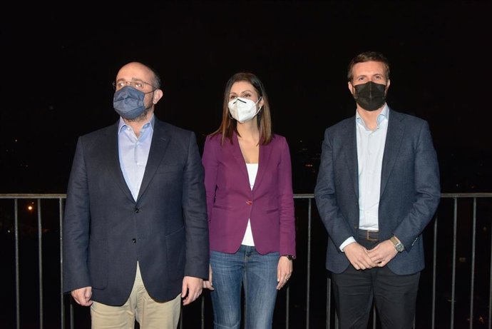 Archivo - El presidente del PP catalán, Alejandro Fernández; la diputada del PPC Lorena Roldán, y el presidente del Partido Popular, Pablo Casado, en el acto del cierre de campaña  del PP catalán para las elecciones del 14-F.