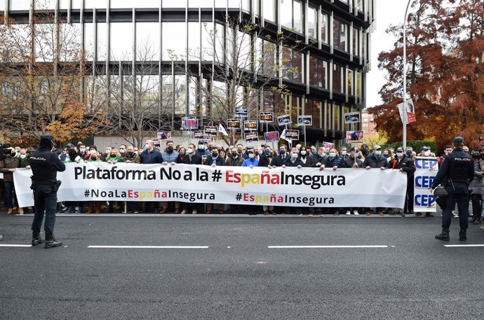 La plataforma de organizaciones policiales 'No a la España Insegura' en una concentración contra la reforma de la Ley de Seguridad Ciudadana frente a la Delegación del Gobierno