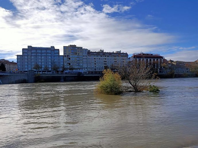 Crecida del Ebro a su paso por Zaragoza con una mejana en el centro