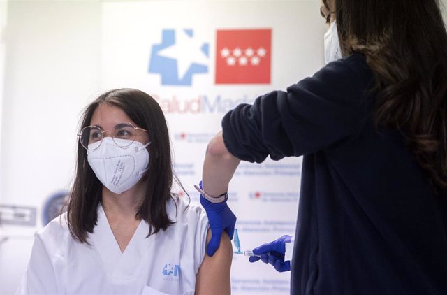 Archivo - Una sanitaria del centro recibe la vacuna contra la gripe en el día en el que se inicia la segunda fase de la campaña de vacunación, en el Centro de Salud Pozuelo de Alarcón, a 8 de noviembre de 2021, en Pozuelo de Alarcón, Madrid, (España). 