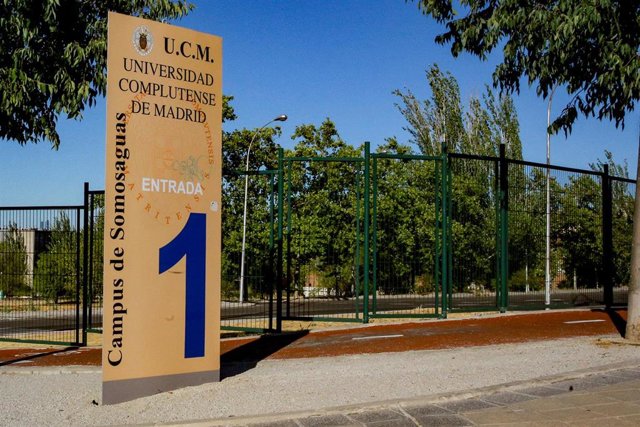 Archivo - Cartel de entrada al Campus de Somosaguas de la Universidad Complutense de Madrid -UCM-.