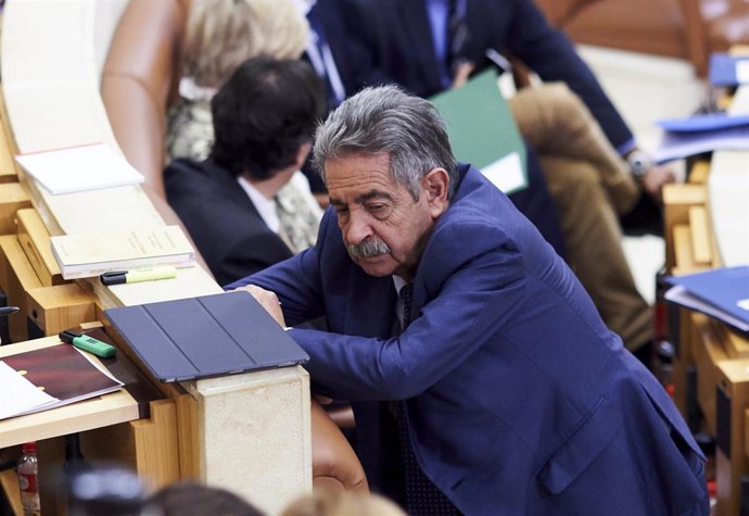 Archivo - El presidente de Cantabria y secretario general del PRC, Miguel Angel Revilla, en el Parlamento. Foto de archivo