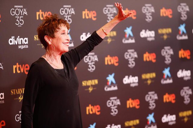 Archivo - La actriz Verónica Forqué, posa en la alfombra roja en la 35 edición de los Premios Goya en el Teatro del Soho CaixaBank de Málaga a 6 de marzo del 2021