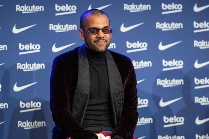 Dani Alves durante su presentación como nuevo jugador del FC Barcelona