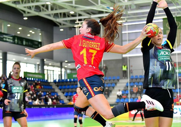 Jennifer Gutiérrez realiza un lanzamiento durante el España-Alemania del Torneo Internacional de España 2021