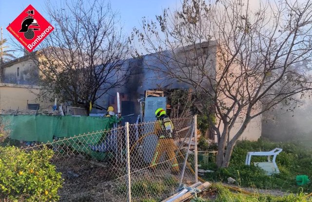 Bomberos extinguen un incendio en una casa de campo en Ondara (Alicante)