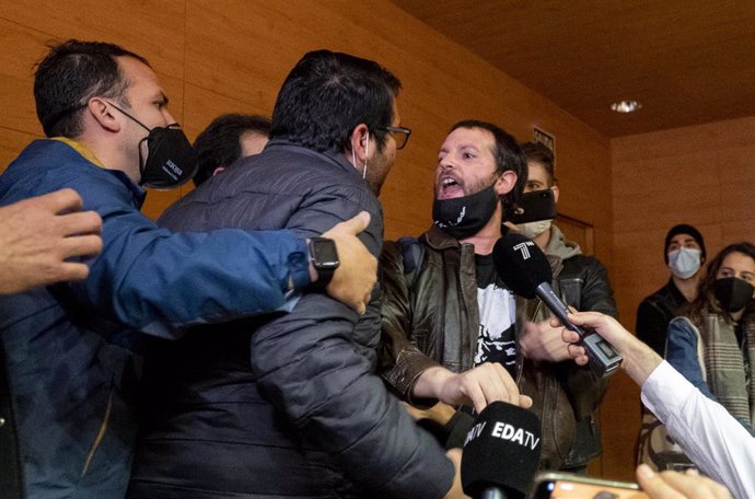 Varios estudiantes interrumpen la celebración del acto estudiantil 'Voces de la Represión' del evento de Libertad Sin Ira UCM en la Facultad de Ciencias Políticas y Sociología de la Universidad Complutense, a 13 de diciembre de 2021, en Madrid, (España)