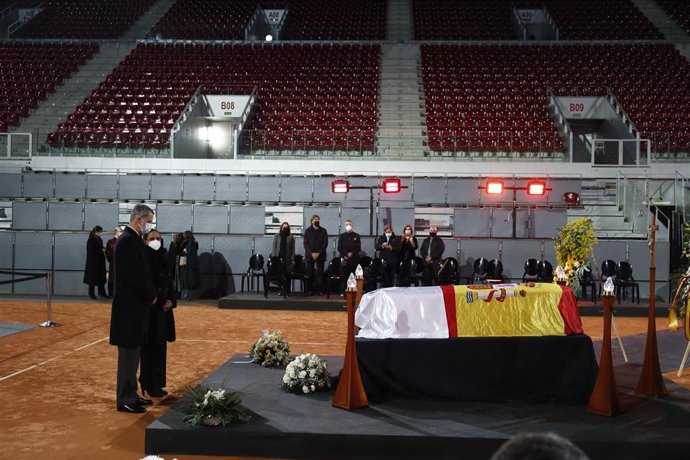 El Rey Felipe VI y la viuda de Manolo Santana, Claudia Rodríguez,  durante la capilla ardiente del extenista en la Caja Mágica de Madrid
