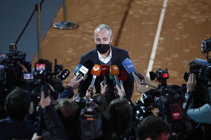 El extenista Alex Corretja ofrece declaraciones a los medios en la capilla ardiente de Manolo Santana en la Caja Mágica de Madrid