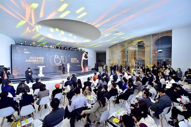 The Awarding Ceremony and Night of Design for the 8th Chengdu Creativity & Design Week's Golden Panda Tianfu Creative Design Awards 2021 was held on the evening of December 9.There are 200 award-winning works in total. After the awarding ceremony, a new s